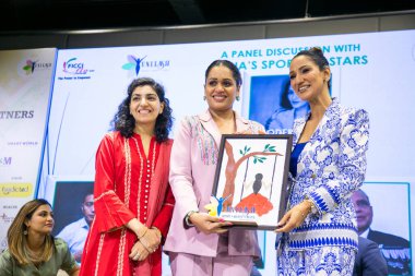 NEW DELHI INDIA 11 SEPTEMBER 11 2024 Harpreeeth Suri R ve Payal Kanodia C Başkanı YFLO Delhi Bölüm 2024 YFLO Delhi ile Septembe 'deki IILM Oditoryumu' da YFLO Delhi 'nin sunduğu 7 Sportif Yıldızın katıldığı büyük toplantı sırasında