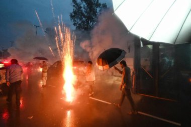 NEW DELHI INDIA 13 EPTEMBER 2024 Anayasa Mahkemesi Başkanı Arvind Kejriwal 'ın 13 Eylül 2024 tarihinde Yeni Delhi' de serbest bırakılması üzerine Tih Cezaevi 'nin dışında çalışan işçiler Cuma günü Tih' ten ayrıldılar.