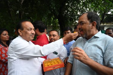 NEW DELHI INDIA 13 SEPTEMBER 2024 AAP liderleri MLA ve parti çalışanları, AAP Parti ofisi Pt Ravi Shukla La 'da CBI tarafından kaydedilen yolsuzluk davasında Yüksek Mahkeme tarafından Delhi CM Arvind Kejriwal' a verilen kefaleti kutluyorlar.