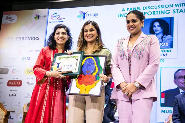 NEW DELHI INDIA 11 EPTEMBER 11 2024 Heena Sidhu C Sep 'teki IILM Oditoryumu' nda YFLO Delhi 'nin sunduğu 7 Sporting Yıldızının katıldığı büyük karşılaşmada Payal Kanodia R Başkanı 2024