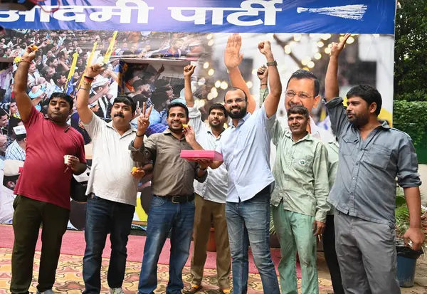 NEW DELHI INDIA 13 SEPTEMBER 2024 AAP liderleri MLA ve parti çalışanları, AAP Parti ofisi Pt Ravi Shukla La 'da CBI tarafından kaydedilen yolsuzluk davasında Yüksek Mahkeme tarafından Delhi CM Arvind Kejriwal' a verilen kefaleti kutluyorlar.