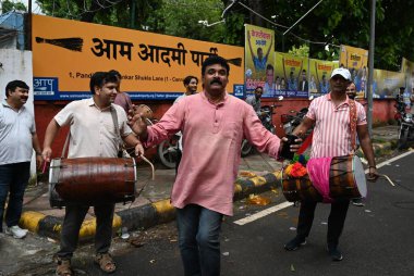 NEW DELHI INDIA SEPTEMBER 13 Eylül 2024 Parti çalışanları Delhi CM Arvind Kejriwals kefalet kararıyla Ravi Shankar Shukla Lane 'deki parti ofisinden 13 Eylül 2024 tarihinde Yeni Delhi Hindistan Genel Sekreteri Arvind Kejriwal o