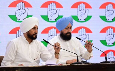 NEW DELHI INDIA 13 SEPTEMBER Kongre Lok Sabha MP ve eski Punjab Başkanı Charanjit Singh Channi ile Partap Singh Bajwa CLP lideri Punjab 'da Muhalefet Lideri Rahul Gandhi Beyannamesi hakkında basına bilgi verdi