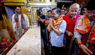 NEW DELHI INDIA 14 EPTEMBER 14 YIL 2024 Delhi Başbakanı Arvind Kejriwal ve eşi Sunita Kejriwal, Delhi 'deki Yüksek Mahkeme eski eşinin kefaletinin ardından Tihar Cezaevi' nden serbest bırakıldıktan sonra Hanuman Tapınağı 'nda dua ettikten sonra ayrıldılar.