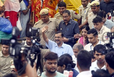 NEW DELHI INDIA SEPTEMBER 14 2024 Delhi Chief Minister Arvind Kejriwal with his wife Sunita Kejriwal leave after offers prayers at the Hanuman Temple after being released from Tihar Jail following the Supreme Court bail granted to him in the Delhi ex clipart