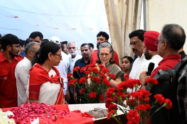 NEW DELHI INDIA SEPTEMBER 14 Eylül 2024 Kongre Başkanı Sonia Gandhi merhum Sitaram Yechury Genel Sekreteri CPIMParty Gole Market 'e son kez saygılarını sunuyor. 14 Eylül 2024' te Yeni Delhi 'de Hindistan Sitaram Yechury hayatını kaybetti.