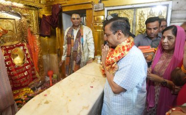 NEW DELHI INDIA 14 EPTEMBER 14 2024 Delhi Genel Sekreteri Arvind Kejriwal ve eşi Sunita Kejriwal, Delhi tüketim politikasındaki Yüksek Mahkeme kefaletinin ardından Tihar Cezaevi 'nden tahliye edildikten sonra Hanuman Tapınağı' nda dua ediyorlar. 