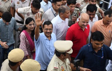 NEW DELHI INDIA 14 EPTEMBER 14 YIL 2024 Delhi Başbakanı Arvind Kejriwal ve eşi Sunita Kejriwal, Delhi 'deki Yüksek Mahkeme eski eşinin kefaletinin ardından Tihar Cezaevi' nden serbest bırakıldıktan sonra Hanuman Tapınağı 'nda dua ettikten sonra ayrıldılar.