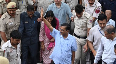 NEW DELHI INDIA 14 EPTEMBER 14 YIL 2024 Delhi Başbakanı Arvind Kejriwal ve eşi Sunita Kejriwal, Delhi 'deki Yüksek Mahkeme eski eşinin kefaletinin ardından Tihar Cezaevi' nden serbest bırakıldıktan sonra Hanuman Tapınağı 'nda dua ettikten sonra ayrıldılar.