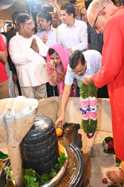 NEW DELHI INDIA SEPTEMBER 14 2024 Delhi Chief Minister Arvind Kejriwal with his wife Sunita Kejriwal offers prayers at the Hanuman Temple after being released from Tihar Jail following the Supreme Court bail granted to him in the Delhi excise policy  clipart