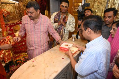 NEW DELHI INDIA SEPTEMBER 14 2024 Delhi Chief Minister Arvind Kejriwal with his wife Sunita Kejriwal offers prayers at the Hanuman Temple after being released from Tihar Jail following the Supreme Court bail granted to him in the Delhi excise policy  clipart