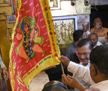 NEW DELHI INDIA SEPTEMBER 14 2024 Delhi Chief Minister Arvind Kejriwal with his wife Sunita Kejriwal offers prayers at the Hanuman Temple after being released from Tihar Jail following the Supreme Court bail granted to him in the Delhi excise policy  clipart