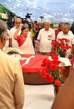 NEW DELHI INDIA SEPTEMBER 14 Eylül 2024 Kıdemli CPIM parti liderleri Brinda Karat ve Prakash Karat Pinarayi Vijayan Kerala başbakanı ve diğerleri 14 Eylül 2024 tarihinde Gole Market 'teki CPI M genel merkezinde Sitaram Yechury' e son saygılarını sundular.