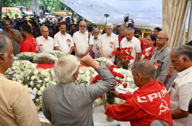 NEW DELHI INDIA SEPTEMBER 14 Eylül 2024 Kıdemli CPIM parti liderleri Prakash Karat Pinarayi Vijayan Kerala ve diğerleri 14 Eylül 2024 tarihinde Yeni Delhi Hindistan Sitaram Yechur 'daki Gole Market' teki CPI M Genel Merkezi 'nde Sitaram Yechury' e son saygılarını sundular.