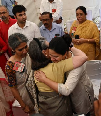 NEW DELHI INDIA SEPTEMBER 14 Eylül 2024 Kongre Başkanı Sonia Gandhi, 14 Eylül 2024 tarihinde Gole Market 'teki Sitaram Yechury' ye son saygılarını sunduktan sonra bu öğleden sonra 72 yaşında öldü.