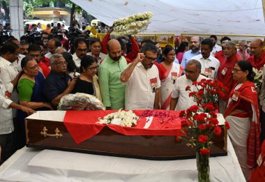 NEW DELHI INDIA SEPTEMBER 14 Eylül 2024 Kıdemli Komünist liderler ve diğer yoldaşlar 14 Eylül 2024 tarihinde Gole Market 'teki CPI M Genel Merkezi' nde Sitaram Yechury 'ye son saygılarını sundular.