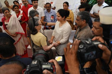 NEW DELHI INDIA SEPTEMBER 14 Eylül 2024 Kongre Başkanı Sonia Gandhi, 14 Eylül 2024 tarihinde Gole Market 'teki Sitaram Yechury' ye son saygılarını sunduktan sonra bu öğleden sonra 72 yaşında öldü.