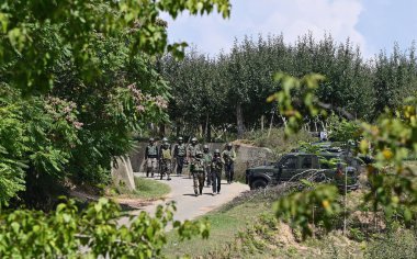 SRINAGAR INDIA SEPTEMBER 14 YIL 2024 Kuzey Baramulla 'daki Kreeri Pattan' ın Chak Tapper bölgesindeki çatışma alanında 14 Eylül 2024 'te Srinagar' dan 35 km uzaklıkta Srinagar Hindistan 'da üç militan öldürüldü.