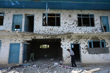 SRINAGAR INDIA SEPTEMBER 14 Eylül 2024 Bomba İmha Ekibi BDS, 14 Eylül 2024 'te Srinagar' ın Baramulla ilçesinde Kreeri Pattan 'ın Chak Tapper bölgesinde öldürülen üç militanın bulunduğu bölgeyi temizledi.
