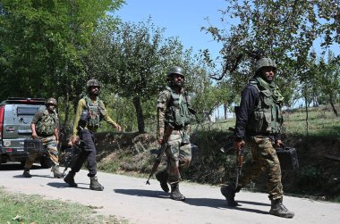 SRINAGAR INDIA SEPTEMBER 14 YIL 2024 Kuzey Baramulla 'daki Kreeri Pattan' ın Chak Tapper bölgesindeki çatışma alanında 14 Eylül 2024 'te Srinagar' dan 35 km uzaklıkta Srinagar Hindistan 'da üç militan öldürüldü.