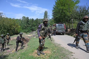 SRINAGAR INDIA SEPTEMBER 14 YIL 2024 Kuzey Baramulla 'daki Kreeri Pattan' ın Chak Tapper bölgesindeki çatışma alanında 14 Eylül 2024 'te Srinagar' dan 35 km uzaklıkta Srinagar Hindistan 'da üç militan öldürüldü.