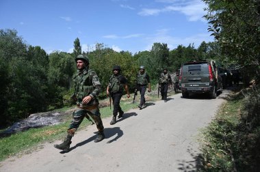 SRINAGAR INDIA SEPTEMBER 14 YIL 2024 Kuzey Baramulla 'daki Kreeri Pattan' ın Chak Tapper bölgesindeki çatışma alanında 14 Eylül 2024 'te Srinagar' dan 35 km uzaklıkta Srinagar Hindistan 'da üç militan öldürüldü.