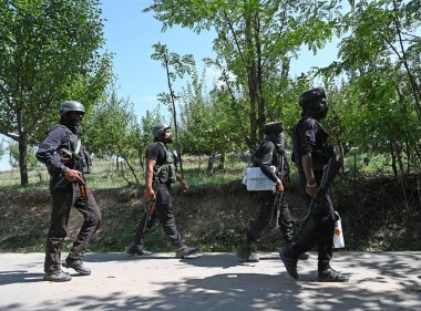 SRINAGAR INDIA SEPTEMBER 14 YIL 2024 Kuzey Baramulla 'daki Kreeri Pattan' ın Chak Tapper bölgesindeki çatışma alanında 14 Eylül 2024 'te Srinagar' dan 35 km uzaklıkta Srinagar Hindistan 'da üç militan öldürüldü.