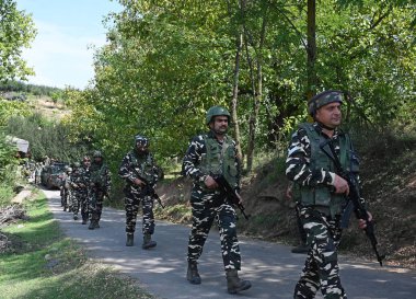 SRINAGAR INDIA SEPTEMBER 14 YIL 2024 Kuzey Baramulla 'daki Kreeri Pattan' ın Chak Tapper bölgesindeki çatışma alanında 14 Eylül 2024 'te Srinagar' dan 35 km uzaklıkta Srinagar Hindistan 'da üç militan öldürüldü.