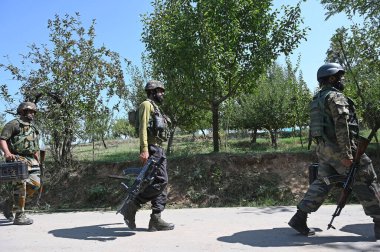 SRINAGAR INDIA SEPTEMBER 14 YIL 2024 Kuzey Baramulla 'daki Kreeri Pattan' ın Chak Tapper bölgesindeki çatışma alanında 14 Eylül 2024 'te Srinagar' dan 35 km uzaklıkta Srinagar Hindistan 'da üç militan öldürüldü.