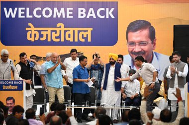 NEW DELHI INDIA SEPTEMBER 15 2024 Delhi Genel Bakanı Arvind Kejriwal ile parti lideri Manish Sisodia Punjab CM Bhagwant Mann Delhi Bakanları Saurabh Bhardwaj Atishi ve Kailash Gahlot ve parti milletvekili Sanjay Singh rele olduktan sonra program boyunca