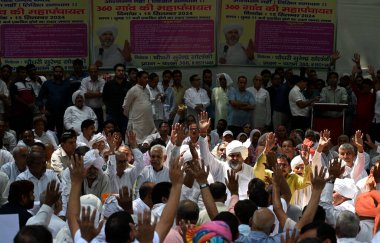 NEW DELHI INDIA SEPTEMBER 15 EPTEMBER 360 köyden insanlar Chaudhary Surendra Solanki liderliğindeki çeşitli konuları talep etmek için 15 Eylül 2024 tarihinde Yeni Delhi 'de Yeni Hindistan Chaudhary Surendra Solanki