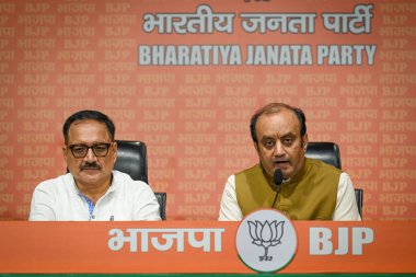 NEW DELHI INDIA SEPTEMBER 15 2024 Virendra Sachdeva Delhi BJP başkanı ve BJP milletvekili Sudhanshu Trivedi, 15 Eylül 2024 tarihinde Yeni Delhi Hindistan 'da Bharatiya Janata Partisi BJP' de basın toplantısı düzenledi.