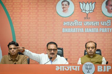 NEW DELHI INDIA SEPTEMBER 15 2024 Virendra Sachdeva Delhi BJP başkanı ve BJP milletvekili Sudhanshu Trivedi, 15 Eylül 2024 tarihinde Yeni Delhi Hindistan 'da Bharatiya Janata Partisi BJP' de basın toplantısı düzenledi.