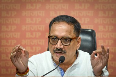 NEW DELHI INDIA SEPTEMBER 15 2024 Virendra Sachdeva Delhi BJP başkanı 15 Eylül 2024 tarihinde BJP Genel Merkezi DDU Marg 'da düzenlediği basın toplantısında Yeni Delhi Hindistan' da Pazar günü Bharatiya Janata Partisi başkanı BJP silahlarını Delhi şefine karşı eğitti. 