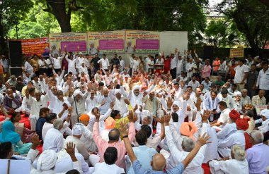 NEW DELHI INDIA SEPTEMBER 15 Eylül 2024 Chaudhary Surender Solanki Pradhan Palam 360 Khap sırasında Jantar Mantar 'da 15 Eylül 2024 tarihinde Yeni Delhi' de Chaudhary Surendra Solanki Sakal Panchayat Palam 360 Khap başkanı