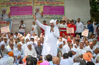 NEW DELHI INDIA SEPTEMBER 15 Eylül 2024 Chaudhary Surender Solanki Pradhan Palam 360 Khap sırasında Jantar Mantar 'da 15 Eylül 2024 tarihinde Yeni Delhi' de Chaudhary Surendra Solanki Sakal Panchayat Palam 360 Khap başkanı