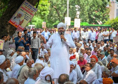 NEW DELHI INDIA SEPTEMBER 15 Eylül 2024 Chaudhary Surender Solanki Pradhan Palam 360 Khap sırasında Jantar Mantar 'da 15 Eylül 2024 tarihinde Yeni Delhi' de Chaudhary Surendra Solanki Sakal Panchayat Palam 360 Khap başkanı