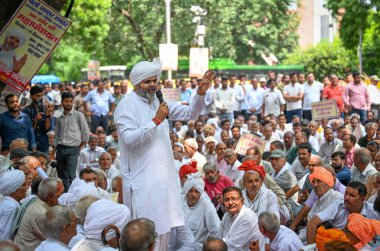 NEW DELHI INDIA SEPTEMBER 15 Eylül 2024 Chaudhary Surender Solanki Pradhan Palam 360 Khap sırasında Jantar Mantar 'da 15 Eylül 2024 tarihinde Yeni Delhi' de Chaudhary Surendra Solanki Sakal Panchayat Palam 360 Khap başkanı