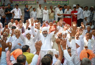 NEW DELHI INDIA SEPTEMBER 15 Eylül 2024 Chaudhary Surender Solanki Pradhan Palam 360 Khap sırasında Jantar Mantar 'da 15 Eylül 2024 tarihinde Yeni Delhi' de Chaudhary Surendra Solanki Sakal Panchayat Palam 360 Khap başkanı