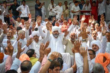 NEW DELHI INDIA SEPTEMBER 15 Eylül 2024 Chaudhary Surender Solanki Pradhan Palam 360 Khap sırasında Jantar Mantar 'da 15 Eylül 2024 tarihinde Yeni Delhi' de Chaudhary Surendra Solanki Sakal Panchayat Palam 360 Khap başkanı