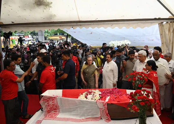 stock image NEW DELHI INDIA SEPTEMBER 14 2024 Congress leader Sonia Gandhi paid her last tribute to Sitaram Yechury at CPI M HQ at Gole Market on September 14 2024 in New Delhi India Sitaram Yechury died this afternoon He was 72 and was undergoing treatment for 