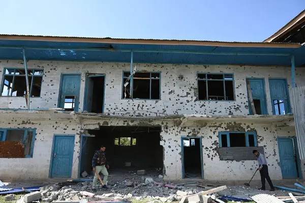 SRINAGAR INDIA SEPTEMBER 14 Eylül 2024 Bomba İmha Ekibi BDS, 14 Eylül 2024 'te Srinagar' ın Baramulla ilçesinde Kreeri Pattan 'ın Chak Tapper bölgesinde öldürülen üç militanın bulunduğu bölgeyi temizledi.