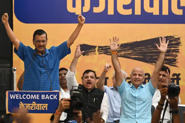 NEW DELHI INDIA SEPTEMBER 15 2024 Delhi Genel Bakanı Arvind Kejriwal ile parti lideri Manish Sisodia Punjab CM Bhagwant Mann Delhi Bakanları Saurabh Bhardwaj Atishi ve Kailash Gahlot ve parti milletvekili Sanjay Singh rele olduktan sonra program boyunca