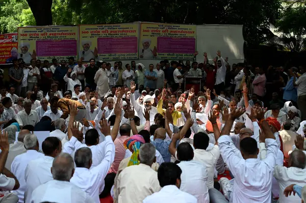 NEW DELHI INDIA SEPTEMBER 15 EPTEMBER 360 köyden insanlar Chaudhary Surendra Solanki liderliğindeki çeşitli konuları talep etmek için 15 Eylül 2024 tarihinde Yeni Delhi 'de Yeni Hindistan Chaudhary Surendra Solanki