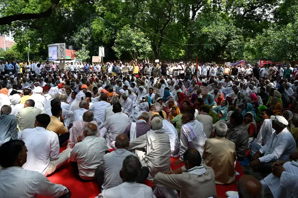 NEW DELHI INDIA SEPTEMBER 15 EPTEMBER 360 köyden insanlar Chaudhary Surendra Solanki liderliğindeki çeşitli konuları talep etmek için 15 Eylül 2024 tarihinde Yeni Delhi 'de Yeni Hindistan Chaudhary Surendra Solanki