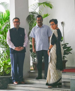 NEW DELHI INDIA 17 Eylül 2024 Delhi Genel Sekreteri Arvind Kejriwal ve AAP lideri Atishi, LG House Arvind Kejriwal 'dan istifa ederken, Atishi 17 Eylül 2024 tarihinde Yeni Delhi' de görevinden istifa etti.
