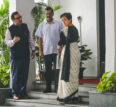 NEW DELHI INDIA 17 Eylül 2024 Delhi Genel Sekreteri Arvind Kejriwal ve AAP lideri Atishi, LG House Arvind Kejriwal 'dan istifa ederken, Atishi 17 Eylül 2024 tarihinde Yeni Delhi' de görevinden istifa etti.