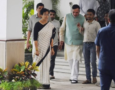 NEW DELHI INDIA SEPTEMBER 17 Eylül 2024 AP lideri Atishi ve Gopal Rai 17 Eylül 2024 tarihinde LG House 'da Delhi LG ile görüştükten sonra basın mensuplarına konuştu.