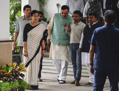 NEW DELHI INDIA SEPTEMBER 17 Eylül 2024 AP lideri Atishi ve Gopal Rai 17 Eylül 2024 tarihinde LG House 'da Delhi LG ile görüştükten sonra basın mensuplarına konuştu.