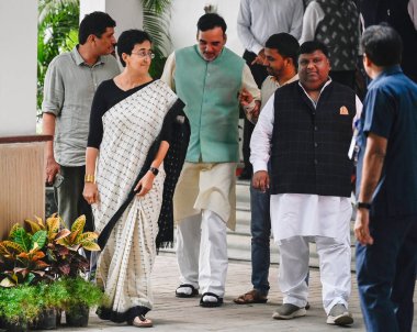 NEW DELHI INDIA SEPTEMBER 17 Eylül 2024 AP lideri Atishi ve Gopal Rai 17 Eylül 2024 tarihinde LG House 'da Delhi LG ile görüştükten sonra basın mensuplarına konuştu.